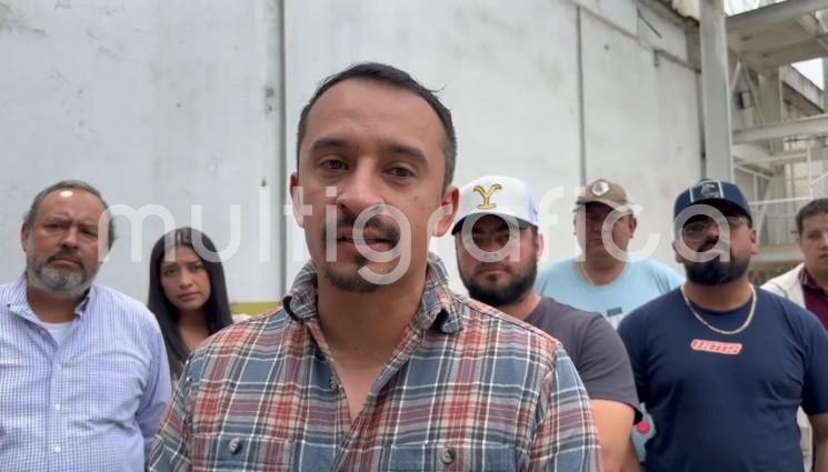 Productores de leche del centro de acopio de La Joya se manifestaron de manera pacífica en las instalaciones de Liconsa para exigir el pago de hasta cuatro semanas de producto entregado, situación que, aseguraron, pone en riesgo la economía de decenas de familias dedicadas a la actividad ganadera.