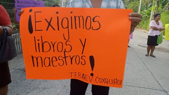 Padres de familia y tutores de estudiantes del Telebachillerato de Veracruz (Tebaev) de Coxquihui bloquearon la carretera que comunica a este municipio con Chumatlán, en la zona norte de Veracruz, para exigir a la Secretaría de Educación de Veracruz (SEV) la asignación de un nuevo docente.