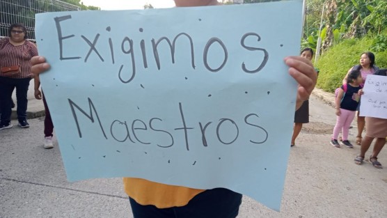 Padres de familia y tutores de estudiantes del Telebachillerato de Veracruz (Tebaev) de Coxquihui bloquearon la carretera que comunica a este municipio con Chumatlán, en la zona norte de Veracruz, para exigir a la Secretaría de Educación de Veracruz (SEV) la asignación de un nuevo docente.