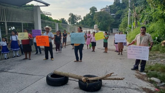 Padres de familia y tutores de estudiantes del Telebachillerato de Veracruz (Tebaev) de Coxquihui bloquearon la carretera que comunica a este municipio con Chumatlán, en la zona norte de Veracruz, para exigir a la Secretaría de Educación de Veracruz (SEV) la asignación de un nuevo docente.