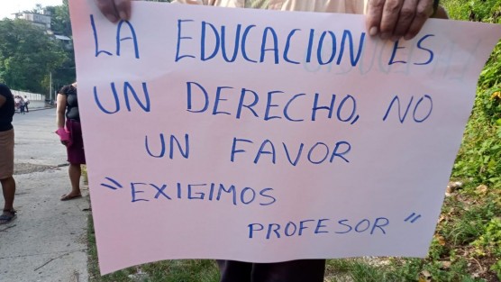Padres de familia y tutores de estudiantes del Telebachillerato de Veracruz (Tebaev) de Coxquihui bloquearon la carretera que comunica a este municipio con Chumatlán, en la zona norte de Veracruz, para exigir a la Secretaría de Educación de Veracruz (SEV) la asignación de un nuevo docente.