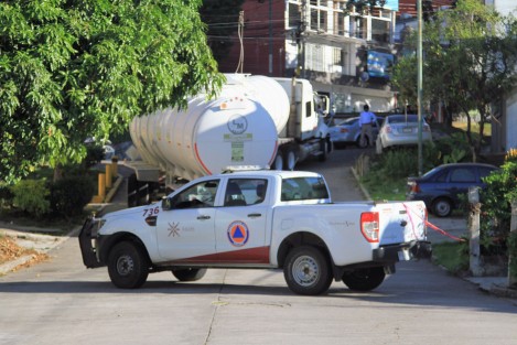 Un camión que transportaba dos autotanques con alrededor de 62 mil litros de gasolina permanece varado en la calle Pípila, esquina con Niño Héroes, luego de ingresar por una ruta no autorizada y presentar una falla mecánica. Elementos de Protección Civil, Bomberos, Tránsito, Seguridad Pública y Guardia Nacional mantienen un operativo en la zona, mientras dos grúas realizan las maniobras para retirar los autotanques. Autoridades descartan derrame y señalaron que las pequeñas gotas detectadas corresponden a vapores condensados, contenidos mediante una cubeta y un cerco de arena.