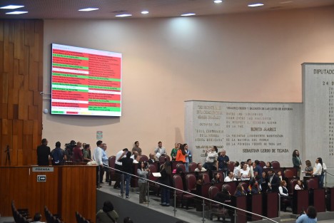 Con 38 votos a favor, 10 en contra y una abstención, el Congreso de Veracruz aprobó la modificación al artículo 78 de la Constitución Política del Estado, con la que se elimina el fuero constitucional para alcaldes, síndicos e integrantes de los Concejos Municipales.
Con esta reforma, las autoridades municipales ya no requerirán una declaración o juicio de procedencia del Congreso local para enfrentar un proceso penal durante el ejercicio de su cargo.