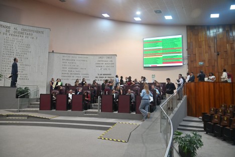 Con 38 votos a favor, 10 en contra y una abstención, el Congreso de Veracruz aprobó la modificación al artículo 78 de la Constitución Política del Estado, con la que se elimina el fuero constitucional para alcaldes, síndicos e integrantes de los Concejos Municipales.
Con esta reforma, las autoridades municipales ya no requerirán una declaración o juicio de procedencia del Congreso local para enfrentar un proceso penal durante el ejercicio de su cargo.