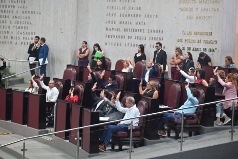 Con 38 votos a favor, 10 en contra y una abstención, el Congreso de Veracruz aprobó la modificación al artículo 78 de la Constitución Política del Estado, con la que se elimina el fuero constitucional para alcaldes, síndicos e integrantes de los Concejos Municipales.
Con esta reforma, las autoridades municipales ya no requerirán una declaración o juicio de procedencia del Congreso local para enfrentar un proceso penal durante el ejercicio de su cargo.