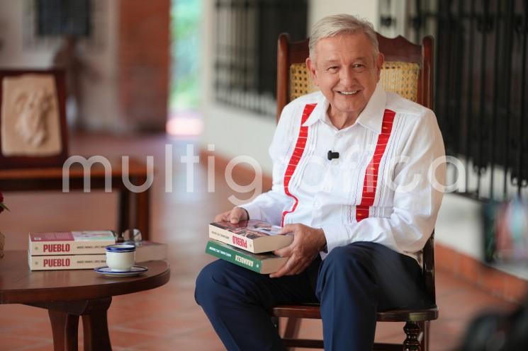 AMLO reaparece desde La Chingada y presenta su nuevo libro