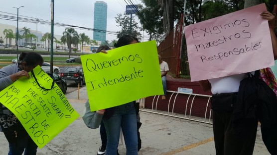 Exigen maestros para telesecundaria de Tezonapa; llevan tres años a la espera