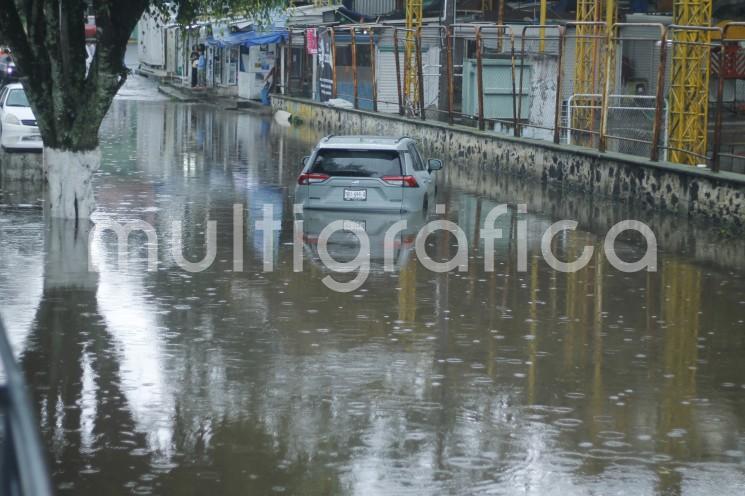 Lluvias dejan dos carros inundados a un costado de Plaza Museo, en Xalapa