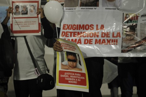 Se manifestaron la noche de este viernes 2 de octubre familiares de Gilberto N, Ana Susana N y Fernanda N, vinculados a proceso por el caso de Daniel Maximiliano, menor de cuatro años localizado sin vida el 15 de septiembre. Exigen a la FGE investigar a la madre del menor.
