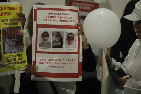 Se manifestaron la noche de este viernes 2 de octubre familiares de Gilberto N, Ana Susana N y Fernanda N, vinculados a proceso por el caso de Daniel Maximiliano, menor de cuatro años localizado sin vida el 15 de septiembre. Exigen a la FGE investigar a la madre del menor.
