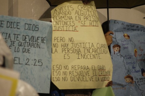 Se manifestaron la noche de este viernes 2 de octubre familiares de Gilberto N, Ana Susana N y Fernanda N, vinculados a proceso por el caso de Daniel Maximiliano, menor de cuatro años localizado sin vida el 15 de septiembre. Exigen a la FGE investigar a la madre del menor.
