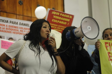Se manifestaron la noche de este viernes 2 de octubre familiares de Gilberto N, Ana Susana N y Fernanda N, vinculados a proceso por el caso de Daniel Maximiliano, menor de cuatro años localizado sin vida el 15 de septiembre. Exigen a la FGE investigar a la madre del menor.

