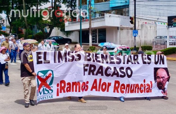 Marchan en Xalapa contra el desabasto y exigen atención al IMSS-Bienestar