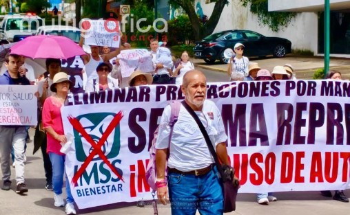 Marchan en Xalapa contra el desabasto y exigen atención al IMSS-Bienestar