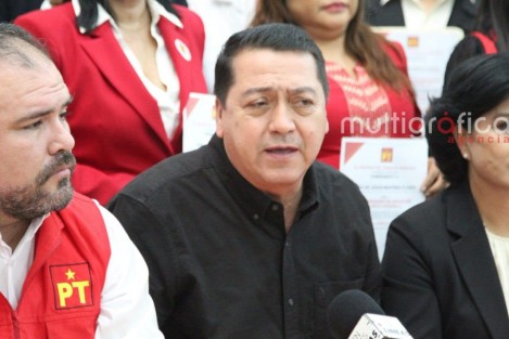 El diputado local y comisionado político nacional del PT, Ramón Díaz Ávila, encabezó la entrega de los primeros nombramientos a coordinadores distritales de afiliación en Veracruz, como parte de la reorganización del partido rumbo a 2027. Señaló que se busca fortalecer la estructura territorial y contar inicialmente con una mujer y un hombre por cada uno de los 19 distritos federales.