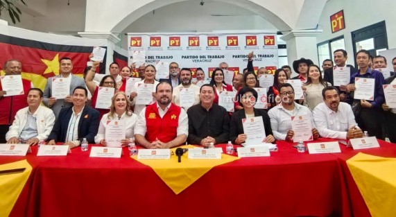 El diputado local y comisionado político nacional del PT, Ramón Díaz Ávila, encabezó la entrega de los primeros nombramientos a coordinadores distritales de afiliación en Veracruz, como parte de la reorganización del partido rumbo a 2027. Señaló que se busca fortalecer la estructura territorial y contar inicialmente con una mujer y un hombre por cada uno de los 19 distritos federales.