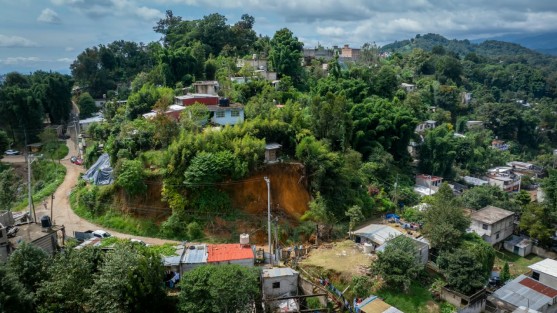 Atiende Ayuntamiento deslizamiento de tierra en la colonia Colosio