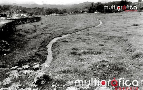 Dos momentos completamente distintos en un mismo lugar.

Las imágenes del fotógrafo Alberto Morales muestran el antes y el después de una zona por donde circula el cauce del río Carneros, en Xalapa.

Las fotografías antiguas, que datan aproximadamente de los años 80, muestran que todavía no existía el Fraccionamiento Presa de San Bruno. El paisaje era otro: había terreno abierto y el río Carneros corría por la zona, con un espacio mucho más amplio a su alrededor.

Las fotografías actuales, tomadas este lunes 5 de octubre de 2026, muestran el mismo entorno después de décadas de crecimiento urbano. Con el paso de los años llegaron las construcciones, se trazaron calles, aparecieron viviendas y terminó por levantarse el fraccionamiento que hoy se encuentra junto a la presa de San Bruno, sobre la avenida Mártires del 28 de Agosto, camino a Tlalnehuayocan.

Sin embargo, la memoria del río sigue ahí.

Comparar las imágenes antiguas con las actuales, después de lo ocurrido el 28 de septiembre en Híper San Bruno, permite dimensionar cuánto cambió este lugar con el paso del tiempo.

Y también invita a reflexionar sobre algo que permanece: antes de que llegaran las calles, las casas y el concreto, el río ya tenía su propio camino.