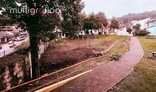 Dos momentos completamente distintos en un mismo lugar.

Las imágenes del fotógrafo Alberto Morales muestran el antes y el después de una zona por donde circula el cauce del río Carneros, en Xalapa.

Las fotografías antiguas, que datan aproximadamente de los años 80, muestran que todavía no existía el Fraccionamiento Presa de San Bruno. El paisaje era otro: había terreno abierto y el río Carneros corría por la zona, con un espacio mucho más amplio a su alrededor.

Las fotografías actuales, tomadas este lunes 5 de octubre de 2026, muestran el mismo entorno después de décadas de crecimiento urbano. Con el paso de los años llegaron las construcciones, se trazaron calles, aparecieron viviendas y terminó por levantarse el fraccionamiento que hoy se encuentra junto a la presa de San Bruno, sobre la avenida Mártires del 28 de Agosto, camino a Tlalnehuayocan.

Sin embargo, la memoria del río sigue ahí.

Comparar las imágenes antiguas con las actuales, después de lo ocurrido el 28 de septiembre en Híper San Bruno, permite dimensionar cuánto cambió este lugar con el paso del tiempo.

Y también invita a reflexionar sobre algo que permanece: antes de que llegaran las calles, las casas y el concreto, el río ya tenía su propio camino.
