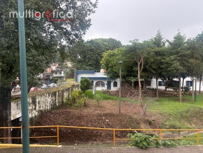 Dos momentos completamente distintos en un mismo lugar.

Las imágenes del fotógrafo Alberto Morales muestran el antes y el después de una zona por donde circula el cauce del río Carneros, en Xalapa.

Las fotografías antiguas, que datan aproximadamente de los años 80, muestran que todavía no existía el Fraccionamiento Presa de San Bruno. El paisaje era otro: había terreno abierto y el río Carneros corría por la zona, con un espacio mucho más amplio a su alrededor.

Las fotografías actuales, tomadas este lunes 5 de octubre de 2026, muestran el mismo entorno después de décadas de crecimiento urbano. Con el paso de los años llegaron las construcciones, se trazaron calles, aparecieron viviendas y terminó por levantarse el fraccionamiento que hoy se encuentra junto a la presa de San Bruno, sobre la avenida Mártires del 28 de Agosto, camino a Tlalnehuayocan.

Sin embargo, la memoria del río sigue ahí.

Comparar las imágenes antiguas con las actuales, después de lo ocurrido el 28 de septiembre en Híper San Bruno, permite dimensionar cuánto cambió este lugar con el paso del tiempo.

Y también invita a reflexionar sobre algo que permanece: antes de que llegaran las calles, las casas y el concreto, el río ya tenía su propio camino.