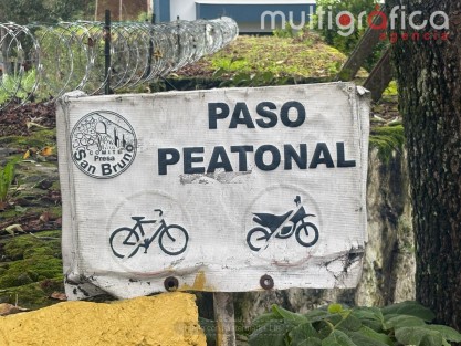 Dos momentos completamente distintos en un mismo lugar.

Las imágenes del fotógrafo Alberto Morales muestran el antes y el después de una zona por donde circula el cauce del río Carneros, en Xalapa.

Las fotografías antiguas, que datan aproximadamente de los años 80, muestran que todavía no existía el Fraccionamiento Presa de San Bruno. El paisaje era otro: había terreno abierto y el río Carneros corría por la zona, con un espacio mucho más amplio a su alrededor.

Las fotografías actuales, tomadas este lunes 5 de octubre de 2026, muestran el mismo entorno después de décadas de crecimiento urbano. Con el paso de los años llegaron las construcciones, se trazaron calles, aparecieron viviendas y terminó por levantarse el fraccionamiento que hoy se encuentra junto a la presa de San Bruno, sobre la avenida Mártires del 28 de Agosto, camino a Tlalnehuayocan.

Sin embargo, la memoria del río sigue ahí.

Comparar las imágenes antiguas con las actuales, después de lo ocurrido el 28 de septiembre en Híper San Bruno, permite dimensionar cuánto cambió este lugar con el paso del tiempo.

Y también invita a reflexionar sobre algo que permanece: antes de que llegaran las calles, las casas y el concreto, el río ya tenía su propio camino.