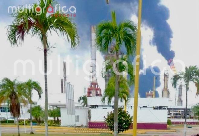 Humo dentro de la refinería genera alarma entre habitantes de Minatitlán
