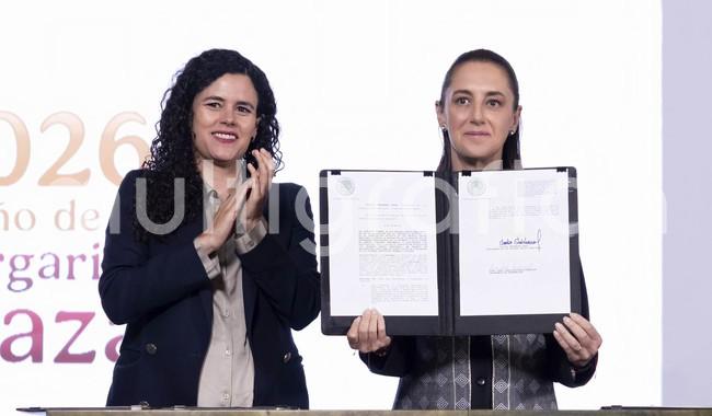 Presidenta firma decreto de nacionalidad única mexicana para aspirantes a la Presidencia, Gubernaturas y Jefatura de Gobierno

La iniciativa fue aprobada por la Cámara de Senadores, de Diputados, así como por 22 legislaturas, por lo que hoy se publicará en el DOF

