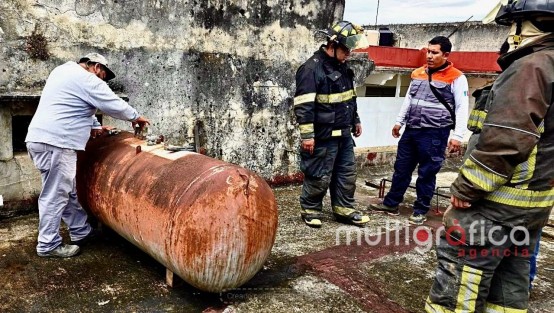 No se trató de una fuga de gas. Un fuerte olor asociado a gas LP provocó la evacuación preventiva de 2 mil personas en las inmediaciones de la calle Gutiérrez Zamora, en el centro de Xalapa.

Protección Civil estatal y municipal, así como el Cuerpo de Bomberos, atendieron el reporte y determinaron que el olor se originó durante los trabajos de desinstalación de un tanque en desuso. Tres personas recibieron atención por mareos y dolor de cabeza, sin requerir traslado hospitalario.