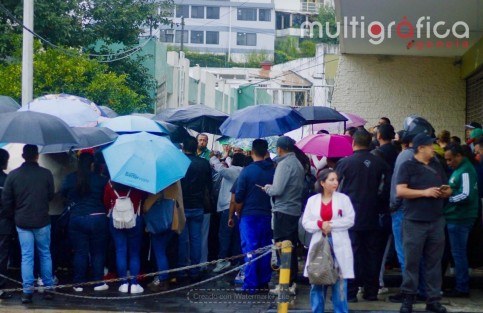 La tarde de este viernes 9 de octubre, integrantes del Sindicato Nacional de Trabajadores del Seguro Social (SNTSS) marcharon desde la Clínica 10 del IMSS hasta las instalaciones sindicales ubicadas en la calle Rébsamen, en Xalapa, para sumarse a la exigencia nacional de mejores condiciones laborales.

A través de un pliego petitorio, dieron a conocer sus demandas, entre ellas un incremento directo del 10 por ciento al salario tabular, la reversión de los cambios al régimen de jubilaciones y pensiones de 2004, basificación, abasto de medicamentos y equipo, así como la realización de un Congreso Nacional Extraordinario y la revisión de los estatutos sindicales.


