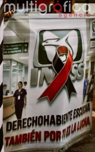La tarde de este viernes 9 de octubre, integrantes del Sindicato Nacional de Trabajadores del Seguro Social (SNTSS) marcharon desde la Clínica 10 del IMSS hasta las instalaciones sindicales ubicadas en la calle Rébsamen, en Xalapa, para sumarse a la exigencia nacional de mejores condiciones laborales.

A través de un pliego petitorio, dieron a conocer sus demandas, entre ellas un incremento directo del 10 por ciento al salario tabular, la reversión de los cambios al régimen de jubilaciones y pensiones de 2004, basificación, abasto de medicamentos y equipo, así como la realización de un Congreso Nacional Extraordinario y la revisión de los estatutos sindicales.


