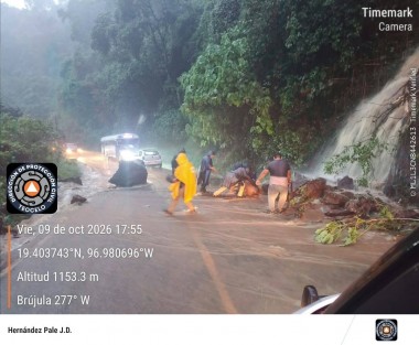 Por derrumbe, cierran la circulación en la Barranca de Matlacobatl, en Teocelo

En Teocelo, este viernes 9 de octubre, se reportó el cierre total del tramo carretero de la Barranca de Matlacobatl debido a un derrumbe registrado tras las intensas lluvias que persisten en la entidad veracruzana.

Protección Civil municipal exhortó a automovilistas, motociclistas, usuarios del transporte público y a la población en general a no transitar por la zona y utilizar vías alternas para evitar riesgos.
