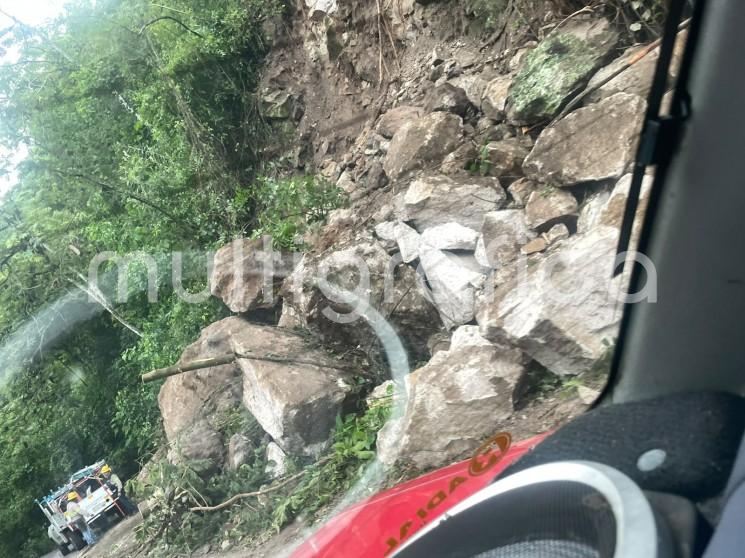 Deslave bloquea la carretera Xalapa-Huatusco, a la altura de Jalcomulco