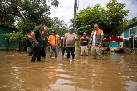 Crece el río Tesechoacán e inunda comunidades de José Azueta; llaman a evacuar