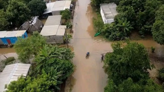 Crece el río Tesechoacán e inunda comunidades de José Azueta; llaman a evacuar