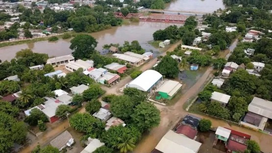 Crece el río Tesechoacán e inunda comunidades de José Azueta; llaman a evacuar