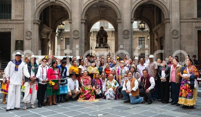 En el día de la Resistencia Indígena, presidenta anuncia que se amplía periodo de consulta de la iniciativa de Ley General

Estamos sentados iguales, porque aquí nadie es más que nadie, como decía Juárez: todos somos iguales ante la ley, resaltó la Presidenta en el diálogo con representantes de los 69 pueblos originarios y del pueblo afromexicano
