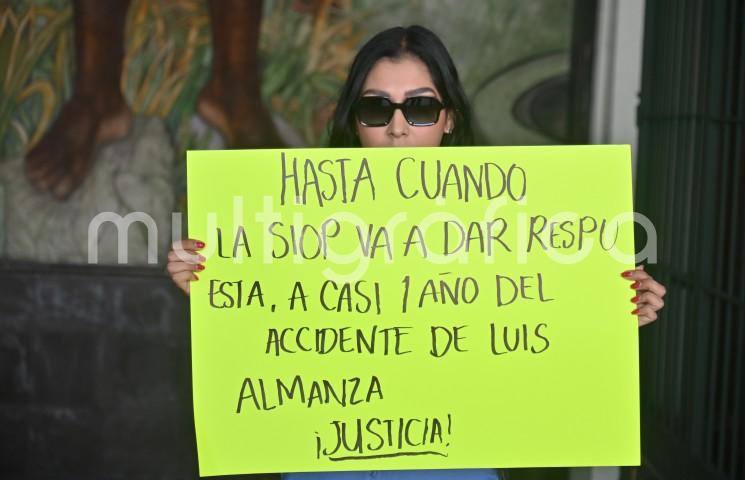 
Karen Cano exige justicia por la muerte de su esposo tras caer en un bache en Coatepec
