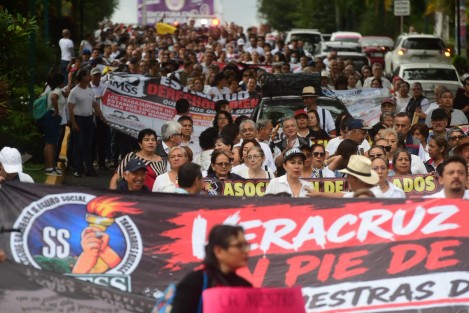 Marchan trabajadores del IMSS en Xalapa por mejores salarios y falta de insumos médicos