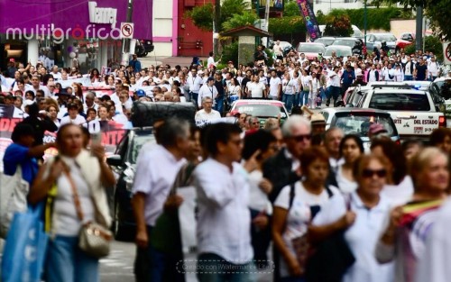 Marchan trabajadores del IMSS en Xalapa por mejores salarios y falta de insumos médicos