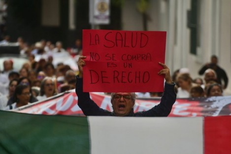 Marchan trabajadores del IMSS en Xalapa por mejores salarios y falta de insumos médicos