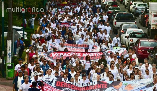 Marchan trabajadores del IMSS en Xalapa por mejores salarios y falta de insumos médicos
