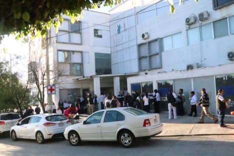Trabajadores de la salud tomaron este miércoles 14 de octubre las oficinas de la coordinación estatal del IMSS-Bienestar en Xalapa para exigir el abasto permanente de medicamentos e insumos, basificaciones y respeto a sus derechos laborales, como parte de una jornada de protesta nacional. La movilización inició a las 07:00 horas con la participación de integrantes del Sindicato Nacional Independiente de Trabajadores de Salud (Sinaitsa), el Sindicato Mexicano de Salud (Simesa) y Fuerza Independiente de Trabajadores de la Salud (Fintras).
