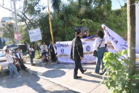 Trabajadores de la salud tomaron este miércoles 14 de octubre las oficinas de la coordinación estatal del IMSS-Bienestar en Xalapa para exigir el abasto permanente de medicamentos e insumos, basificaciones y respeto a sus derechos laborales, como parte de una jornada de protesta nacional. La movilización inició a las 07:00 horas con la participación de integrantes del Sindicato Nacional Independiente de Trabajadores de Salud (Sinaitsa), el Sindicato Mexicano de Salud (Simesa) y Fuerza Independiente de Trabajadores de la Salud (Fintras).
