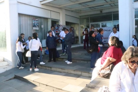 Trabajadores de la salud tomaron este miércoles 14 de octubre las oficinas de la coordinación estatal del IMSS-Bienestar en Xalapa para exigir el abasto permanente de medicamentos e insumos, basificaciones y respeto a sus derechos laborales, como parte de una jornada de protesta nacional. La movilización inició a las 07:00 horas con la participación de integrantes del Sindicato Nacional Independiente de Trabajadores de Salud (Sinaitsa), el Sindicato Mexicano de Salud (Simesa) y Fuerza Independiente de Trabajadores de la Salud (Fintras).
