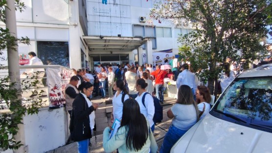 Trabajadores de la salud tomaron este miércoles 14 de octubre las oficinas de la coordinación estatal del IMSS-Bienestar en Xalapa para exigir el abasto permanente de medicamentos e insumos, basificaciones y respeto a sus derechos laborales, como parte de una jornada de protesta nacional. La movilización inició a las 07:00 horas con la participación de integrantes del Sindicato Nacional Independiente de Trabajadores de Salud (Sinaitsa), el Sindicato Mexicano de Salud (Simesa) y Fuerza Independiente de Trabajadores de la Salud (Fintras).
