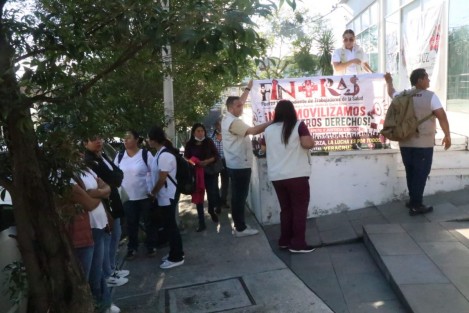 Trabajadores de la salud tomaron este miércoles 14 de octubre las oficinas de la coordinación estatal del IMSS-Bienestar en Xalapa para exigir el abasto permanente de medicamentos e insumos, basificaciones y respeto a sus derechos laborales, como parte de una jornada de protesta nacional. La movilización inició a las 07:00 horas con la participación de integrantes del Sindicato Nacional Independiente de Trabajadores de Salud (Sinaitsa), el Sindicato Mexicano de Salud (Simesa) y Fuerza Independiente de Trabajadores de la Salud (Fintras).
