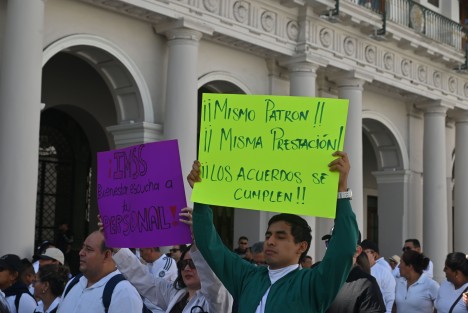 Luego de tomar las oficinas de la Coordinación Estatal del IMSS-Bienestar en Xalapa para exigir el abasto permanente de medicamentos e insumos, la basificación del personal y el respeto a sus derechos laborales, trabajadores de la salud se trasladaron al centro de la capital veracruzana para continuar con su jornada de protesta, como parte de una movilización nacional.
En la manifestación participaron integrantes del Sindicato Nacional Independiente de Trabajadores de Salud (Sinaitsa), el Sindicato Mexicano de Salud (Simesa) y Fuerza Independiente de Trabajadores de la Salud (Fintras).