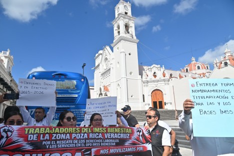Luego de tomar las oficinas de la Coordinación Estatal del IMSS-Bienestar en Xalapa para exigir el abasto permanente de medicamentos e insumos, la basificación del personal y el respeto a sus derechos laborales, trabajadores de la salud se trasladaron al centro de la capital veracruzana para continuar con su jornada de protesta, como parte de una movilización nacional.
En la manifestación participaron integrantes del Sindicato Nacional Independiente de Trabajadores de Salud (Sinaitsa), el Sindicato Mexicano de Salud (Simesa) y Fuerza Independiente de Trabajadores de la Salud (Fintras).