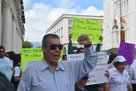 Luego de tomar las oficinas de la Coordinación Estatal del IMSS-Bienestar en Xalapa para exigir el abasto permanente de medicamentos e insumos, la basificación del personal y el respeto a sus derechos laborales, trabajadores de la salud se trasladaron al centro de la capital veracruzana para continuar con su jornada de protesta, como parte de una movilización nacional.
En la manifestación participaron integrantes del Sindicato Nacional Independiente de Trabajadores de Salud (Sinaitsa), el Sindicato Mexicano de Salud (Simesa) y Fuerza Independiente de Trabajadores de la Salud (Fintras).
