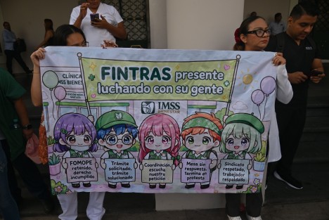 Luego de tomar las oficinas de la Coordinación Estatal del IMSS-Bienestar en Xalapa para exigir el abasto permanente de medicamentos e insumos, la basificación del personal y el respeto a sus derechos laborales, trabajadores de la salud se trasladaron al centro de la capital veracruzana para continuar con su jornada de protesta, como parte de una movilización nacional.
En la manifestación participaron integrantes del Sindicato Nacional Independiente de Trabajadores de Salud (Sinaitsa), el Sindicato Mexicano de Salud (Simesa) y Fuerza Independiente de Trabajadores de la Salud (Fintras).
